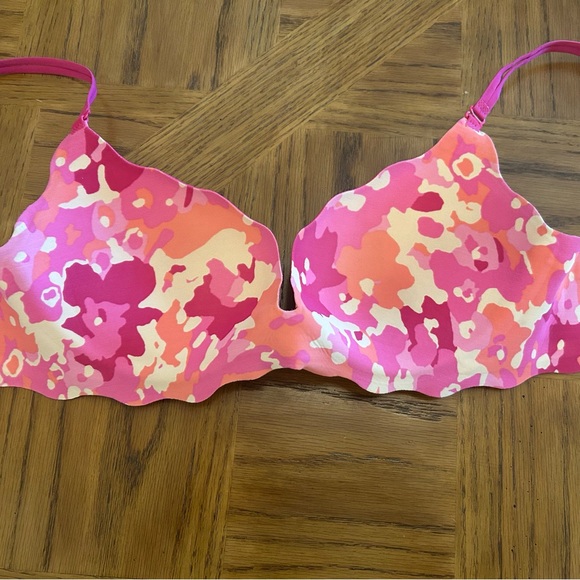 Victoria's Secret Very Sexy Push Up Bra Pink with white floral embroidery - Picture 3 of 7
